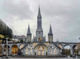 le-5-citt-in-cui-si-respira-di-pi-lo-spirito-religioso-in-francia